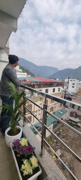 Traveller's Paradise-Mountain View By Around Stays